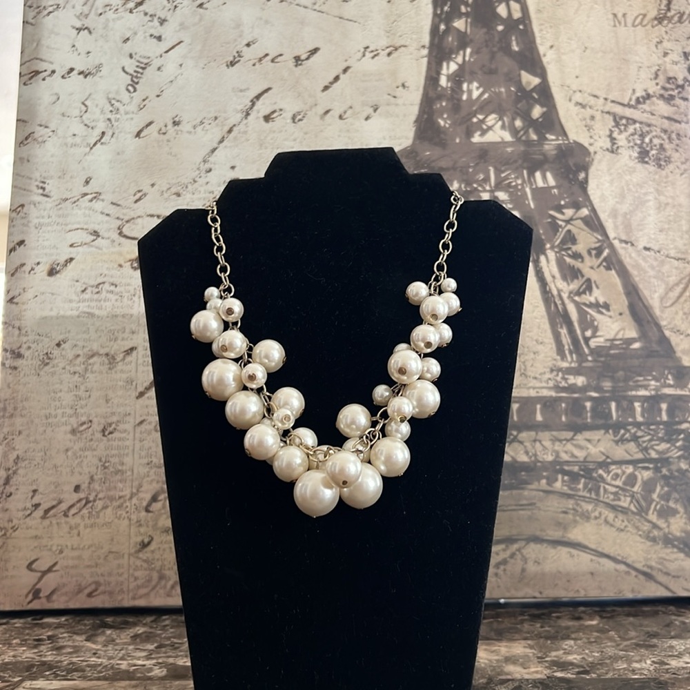 Elegant Pearl Cluster Necklace EUC - Picture 6 of 7